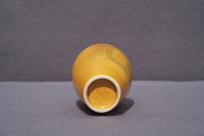 Un vase de type 'laifu zun' en porcelaine de Chine jaune monochrome, Kangxi